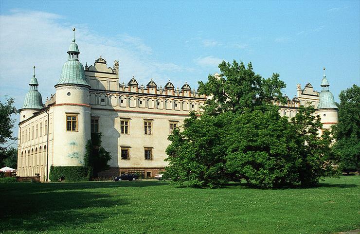 zamek Baranów Sandomierski - 800px-Baranow1  ZAMEK.jpg