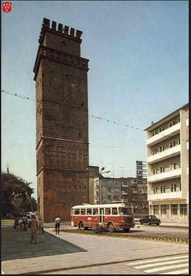 wieża Bramy Ziębickiej - Nysa, ul. Krzywoustego, wieża Bramy Ziębickiej i autobus miejski marki San, rok 1978-791.jpg
