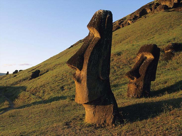 CHILE  ZDJECIA - Moai Statues, Easter Island, Chile.jpg